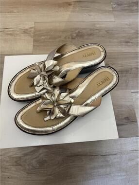 Born Wedge Sandals Size 10 Gold Leather Floral Women's